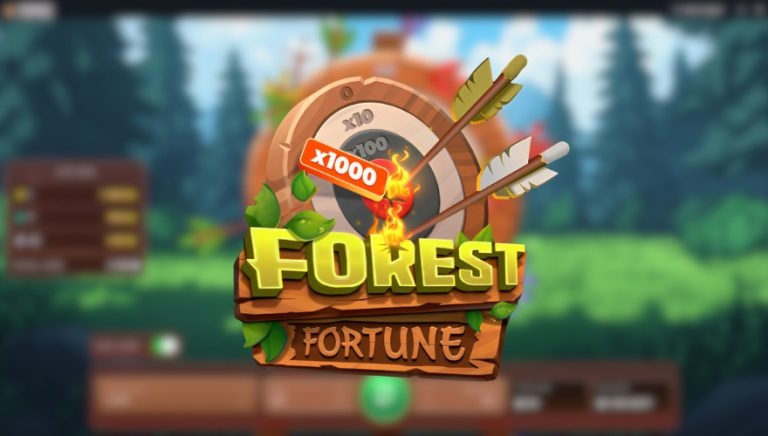 In primo piano spicca la parola "FOREST" in grandi lettere tridimensionali verde acido poggiate su un'insegna di legno, sotto la quale è intagliata la parola "FORTUNE" su un secondo cartello di legno marrone.