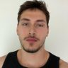 Ritratto di giovane uomo con barba su sfondo bianco